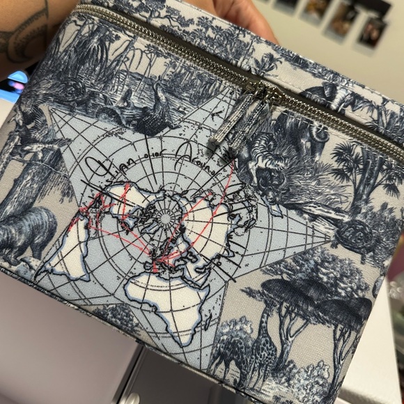 DIOR-“AROUND THE WORLD” VANITY CASE/HAND TOWELS/CAPTURE TOTALE HYALUSHOT & CREAM - Picture 3 of 16